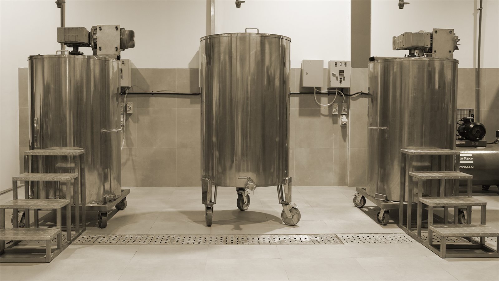 Stainless mixing vessels on the Al Enayah Al Kamlah production floor
